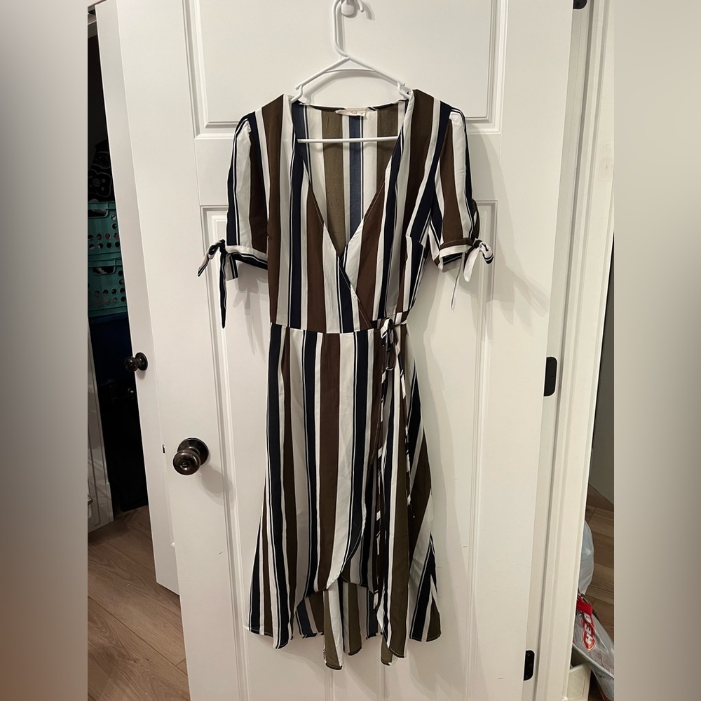 Size medium, fits true to size. Worn but still in great condition!